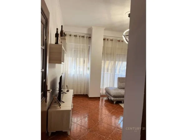 Tirane, jepet me qera apartament 2+1 Kati 2, 70 m² 550 € (Xhamlliku)