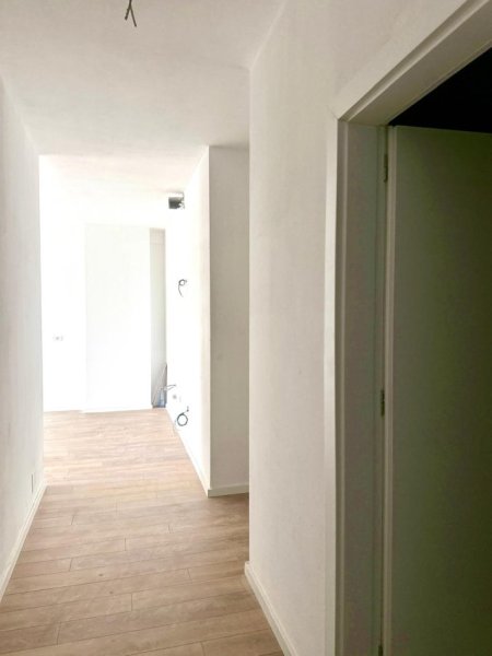 Tirane, jepet me qera zyre Kati 6, 116 m² 900 € (Mine Peza)