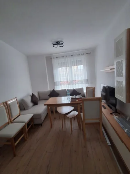 Tirane, jepet me qera apartament 2+1+Ballkon Kati 2, 77 m² 700 € (Selvia)