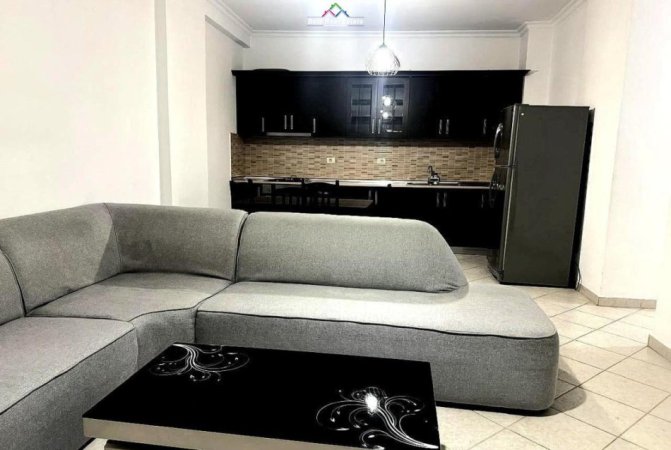 Tirane, jepet me qera apartament 2+1+Ballkon Kati 8, 110 m² 500 € (prane Bar Artistit)