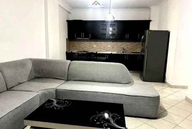 Tirane, jepet me qera apartament 2+1+Ballkon Kati 8, 110 m² 500 € (prane Bar Artistit)