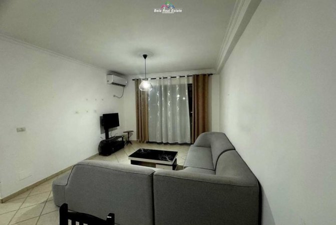 Tirane, jepet me qera apartament 2+1+Ballkon Kati 8, 110 m² 500 € (prane Bar Artistit)