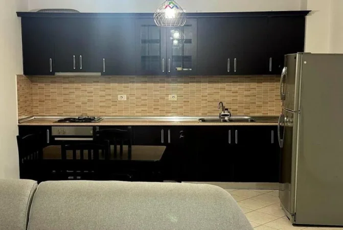 Tirane, jepet me qera apartament 2+1+Ballkon Kati 8, 110 m² 500 € (prane Bar Artistit)