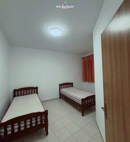 Tirane, jepet me qera apartament 2+1+Ballkon Kati 8, 110 m² 500 € (prane Bar Artistit)