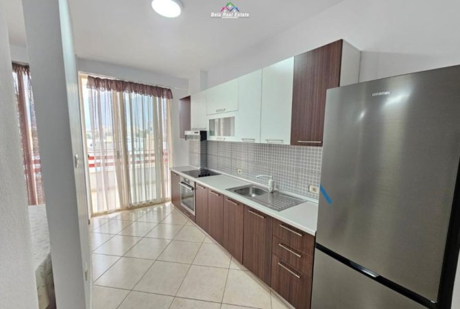 Tirane, jepet me qera apartament 2+1+Ballkon Kati 6, 120 m² 550 € (prane Farmaci Dite e Nate)