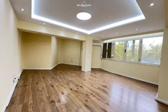 Tirane, jepet me qera zyre Kati 2, 80 m² 900 € (prane Kafe Europa)