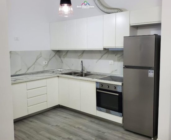 Tirane, jepet me qera apartament 2+1+Ballkon Kati 6, 90 m² 800 € (ne kompleksin Kika 2)