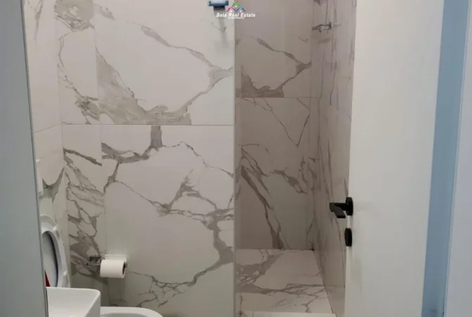 Tirane, jepet me qera apartament 2+1+Ballkon Kati 6, 90 m² 800 € (ne kompleksin Kika 2)