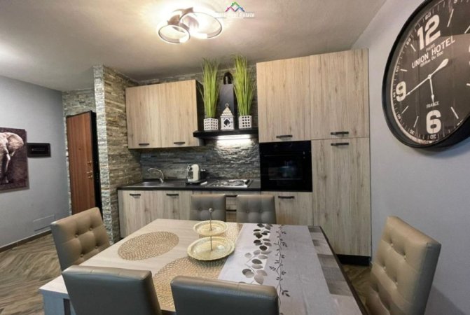 Tirane, jepet me qera apartament 2+1+Ballkon Kati 4, 98 m² 700 € (tek Kompleksi Kontakt\Magnet)