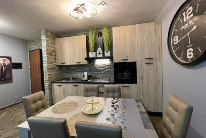 Tirane, jepet me qera apartament 2+1+Ballkon Kati 4, 98 m² 700 € (tek Kompleksi Kontakt\Magnet)