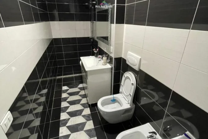 Tirane, jepet me qera apartament 2+1+Ballkon Kati 4, 98 m² 700 € (tek Kompleksi Kontakt\Magnet)