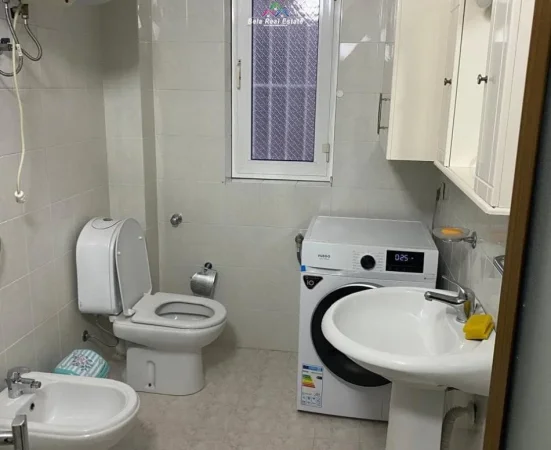 Tirane, jepet me qera apartament 1+1+Ballkon Kati 4, 57 m² 500 € (prane Orange Farmaci)