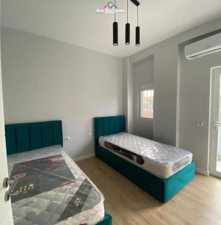 Tirane, jepet me qera apartament 2+1+Ballkon Kati 1, 700 m² 700 € (prane inxhinierise se ndertimit)