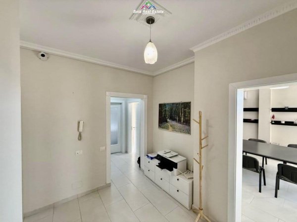 Tirane, jepet me qera zyre Kati 1, 150 m² 650 € (prane Depove te Ujit)
