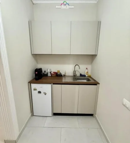 Tirane, jepet me qera zyre Kati 1, 150 m² 650 € (prane Depove te Ujit)