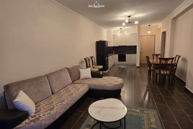 Tirane, jepet me qera apartament 2+1+Ballkon Kati 4, 120 m² 500 € (prane Pallateve Derveni)
