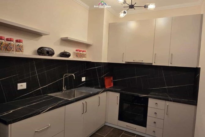 Tirane, jepet me qera apartament 2+1+Ballkon Kati 4, 120 m² 500 € (prane Pallateve Derveni)