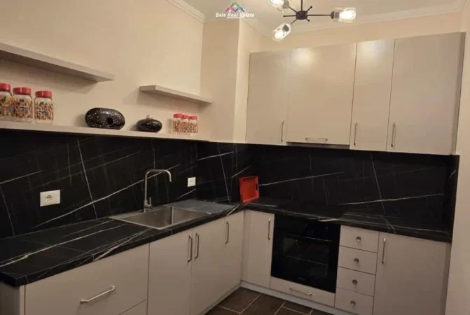 Tirane, jepet me qera apartament 2+1+Ballkon Kati 4, 120 m² 500 € (prane Pallateve Derveni)