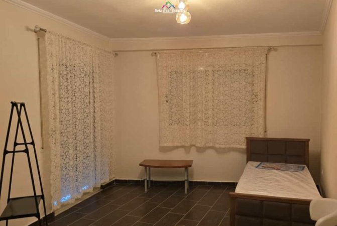 Tirane, jepet me qera apartament 2+1+Ballkon Kati 4, 120 m² 500 € (prane Pallateve Derveni)