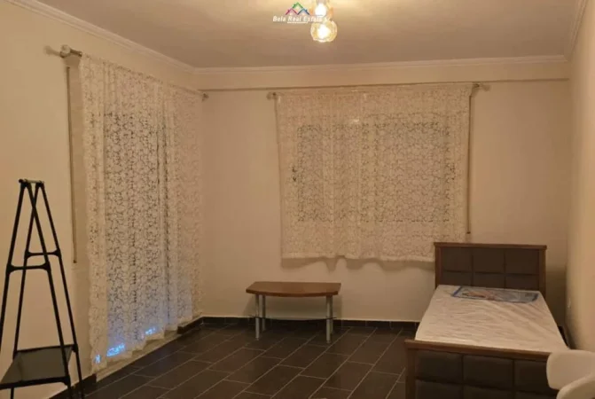 Tirane, jepet me qera apartament 2+1+Ballkon Kati 4, 120 m² 500 € (prane Pallateve Derveni)