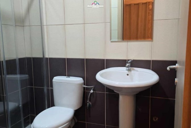 Tirane, jepet me qera apartament 2+1+Ballkon Kati 4, 120 m² 500 € (prane Pallateve Derveni)