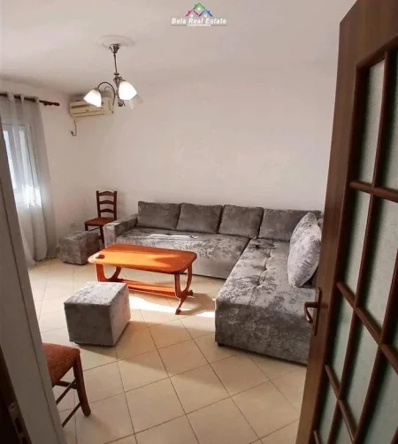 Tirane, jepet me qera apartament 1+1+Ballkon Kati 4, 65 m² 450 € (prane shkolles Bajram Curr)