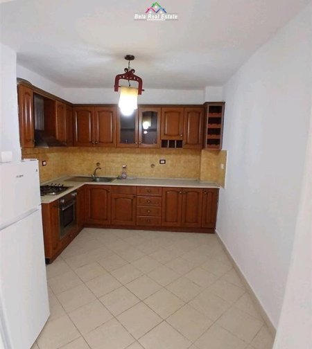 Tirane, jepet me qera apartament 1+1+Ballkon Kati 4, 65 m² 450 € (prane shkolles Bajram Curr)
