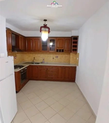 Tirane, jepet me qera apartament 1+1+Ballkon Kati 4, 65 m² 450 € (prane shkolles Bajram Curr)
