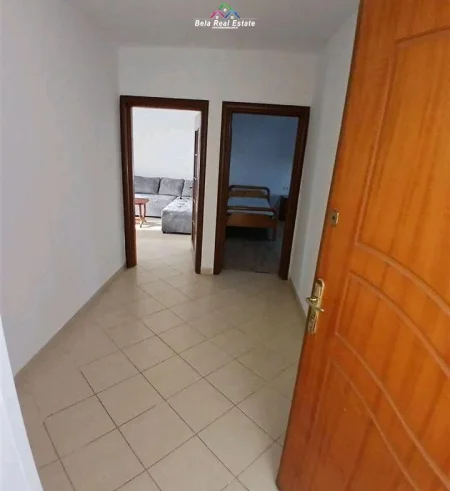 Tirane, jepet me qera apartament 1+1+Ballkon Kati 4, 65 m² 450 € (prane shkolles Bajram Curr)