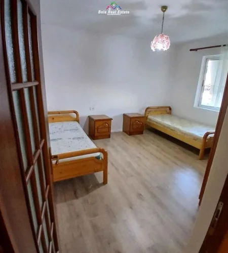 Tirane, jepet me qera apartament 1+1+Ballkon Kati 4, 65 m² 450 € (prane shkolles Bajram Curr)