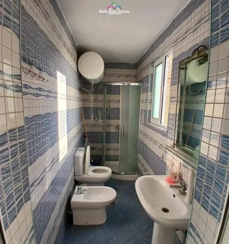 Tirane, jepet me qera apartament 1+1+Ballkon Kati 4, 65 m² 450 € (prane shkolles Bajram Curr)