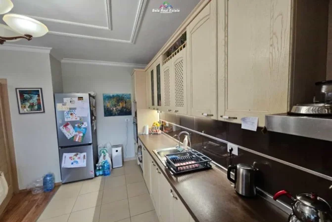 Tirane, jepet me qera Vile 3+1+Aneks+Ballkon Kati 3, 150 m² 900 € (prane Natyres se Qete)