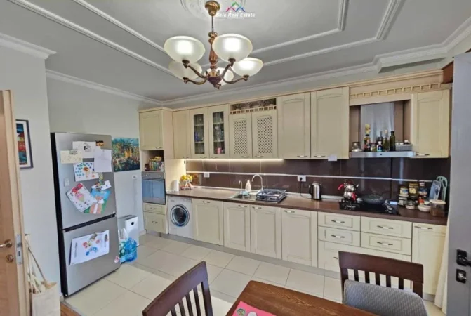 Tirane, jepet me qera Vile 3+1+Aneks+Ballkon Kati 3, 150 m² 900 € (prane Natyres se Qete)