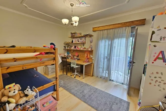 Tirane, jepet me qera Vile 3+1+Aneks+Ballkon Kati 3, 150 m² 900 € (prane Natyres se Qete)