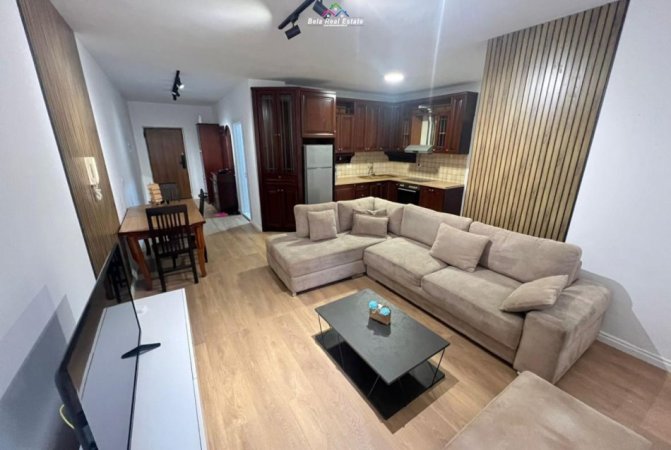 Tirane, jepet me qera apartament 2+1+Ballkon Kati 8, 115 m² 850 € (prane Lulishtes,)