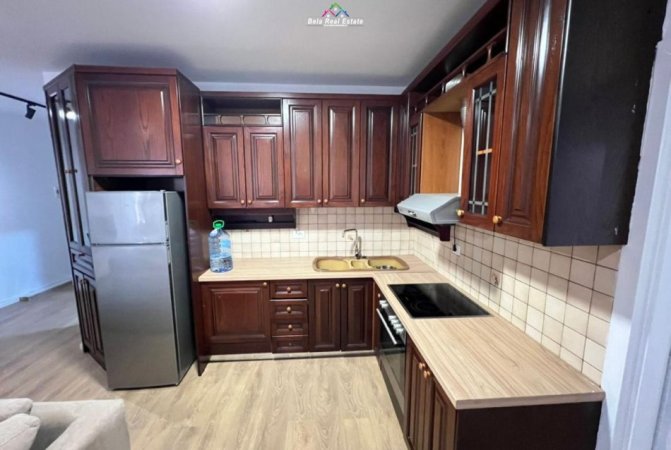 Tirane, jepet me qera apartament 2+1+Ballkon Kati 8, 115 m² 850 € (prane Lulishtes,)