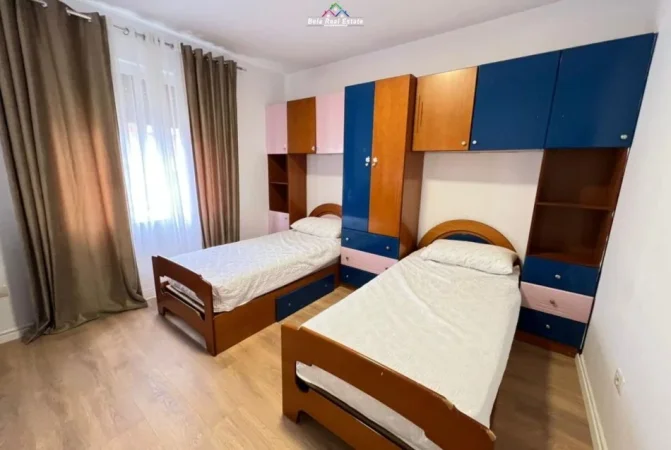 Tirane, jepet me qera apartament 2+1+Ballkon Kati 8, 115 m² 850 € (prane Lulishtes,)
