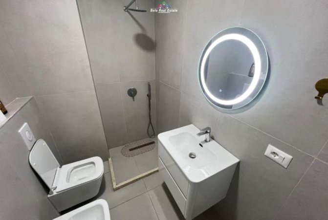 Tirane, jepet me qera apartament 2+1+Ballkon Kati 8, 115 m² 850 € (prane Lulishtes,)