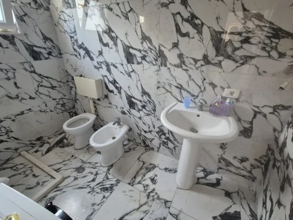 Tirane, jepet me qera apartament 1+1 Kati 2, 100 m² 350 € (Kombinat)