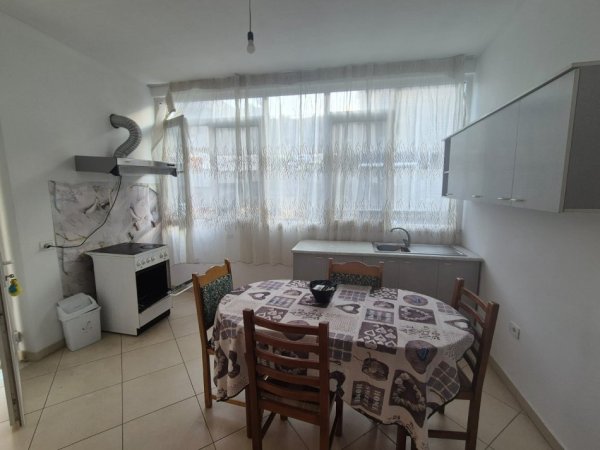 Tirane, jepet me qera apartament 1+1 Kati 2, 100 m² 350 € (Kombinat)