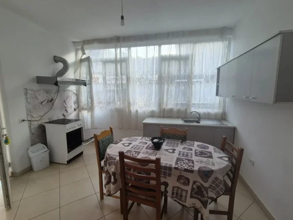 Tirane, jepet me qera apartament 1+1 Kati 2, 100 m² 350 € (Kombinat)