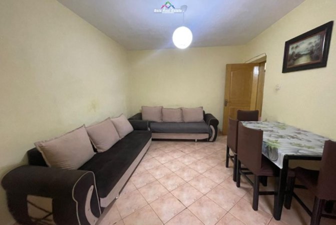 Tirane, jepet me qera apartament 1+1 Kati 2, 50 m² 400 € (prane Bar Britanikut)