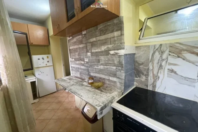 Tirane, jepet me qera apartament 1+1 Kati 2, 50 m² 400 € (prane Bar Britanikut)