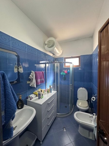 Tirane, shitet Vile 2 Katshe Kati 2, 175 m² (Laprake)