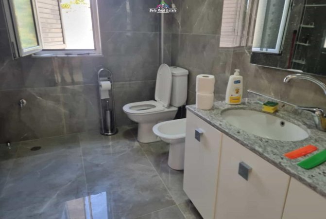 Tirane, jepet me qera Vile 2 Katshe Kati 1, 300 m² 1.500 € (prane Kompleksit Mangalem)