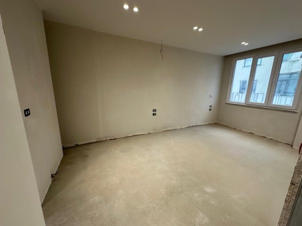 Tirane, jepet me qera zyre Kati 10, 140 m² 2.000 € 