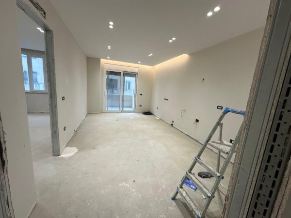 Tirane, jepet me qera zyre Kati 10, 140 m² 2.000 € 