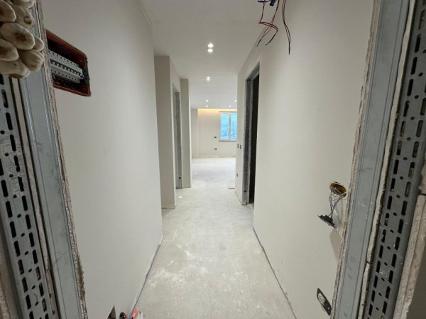 Tirane, jepet me qera zyre Kati 10, 140 m² 2.000 € 