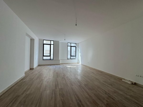 Tirane, jepet me qera ambjent biznesi Kati 1, 82 m² 1.500 € 