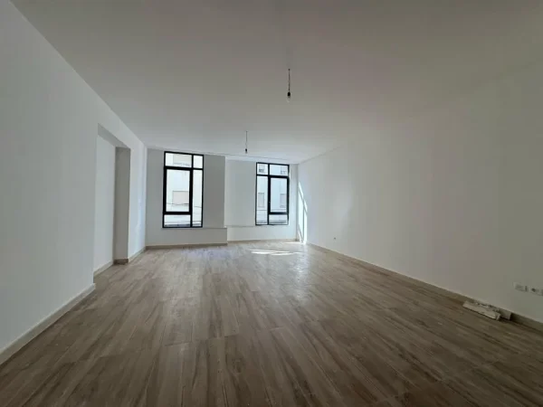 Tirane, jepet me qera ambjent biznesi Kati 1, 82 m²